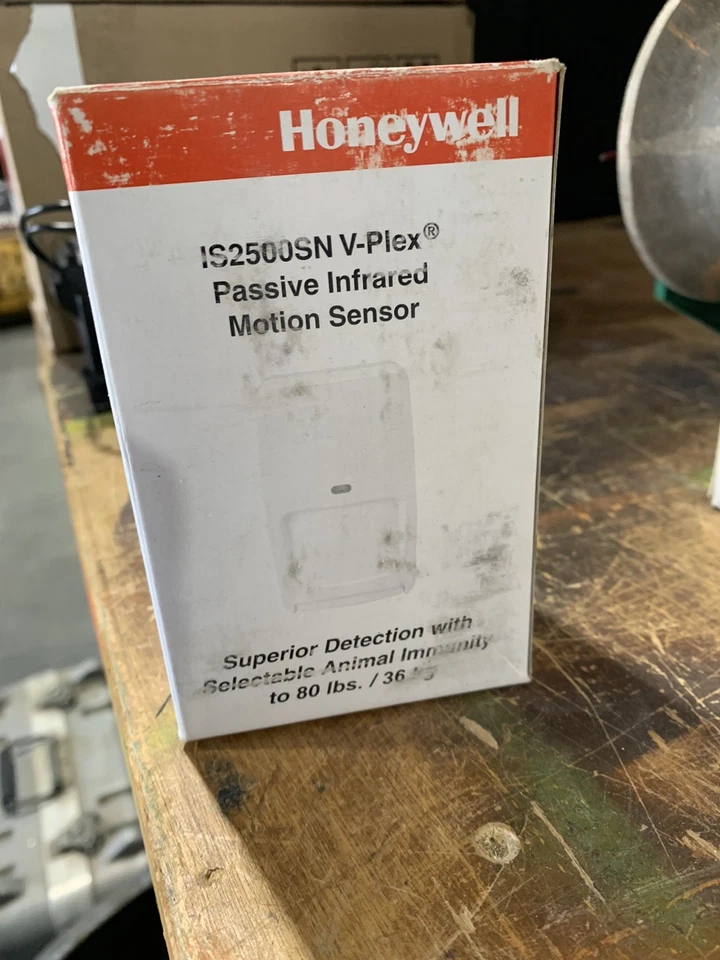 Honeywell Intrusion DT8050A-SN Home V-Plex Dual Tec Motion Detector - White - Image 1 of 1