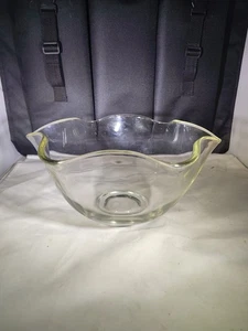 Cuenco de vidrio tinte verde claro vintage con borde festoneado MCM - Imagen 1 de 6