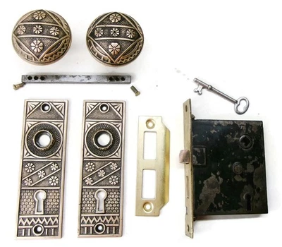 Antiguo Juego de Puerta Victoriano/Eastlake Placa Trasera Perilla Cerradura Mortaja Llave Recuperada Foto 1 de 4