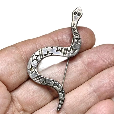 Broche, solapa o prendedor de sombrero de serpiente de cascabel de plata esterlina vintage LUX Foto 1 de 3