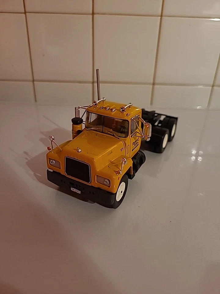 MINIATURE IXO : TRACTEUR SEUL MACK SERIE R NEUF 1/43 - Photo 1/2