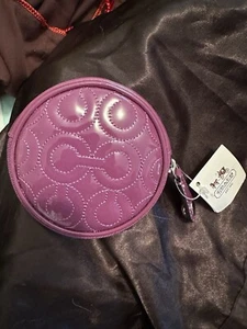 COACH SIGNATURE COLLECTION MONEDERO REDONDO CHAROL MORADO - NUEVO CON ETIQUETAS - Imagen 1 de 3