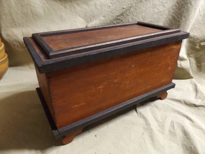 Caja de almacenamiento primitiva antigua ça 1900 con patas madera manchada construcción de clavos Foto 1 de 4