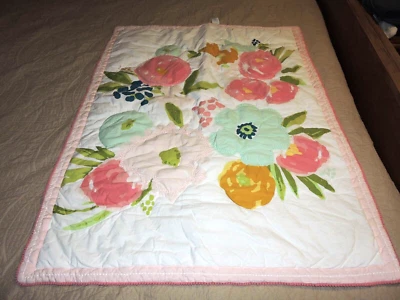 Colcha de bebê Cloud Island em branco e verde perfeito com acabamento rosa floral 41x32 - Imagem 1 de 4