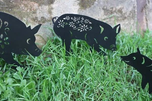 METAL PIG/ PIGLET FAMILY STATUE GARDEN ORNAMENT STAKE🐷 SET OF 3 / CHRISTMAS - Picture 1 of 12