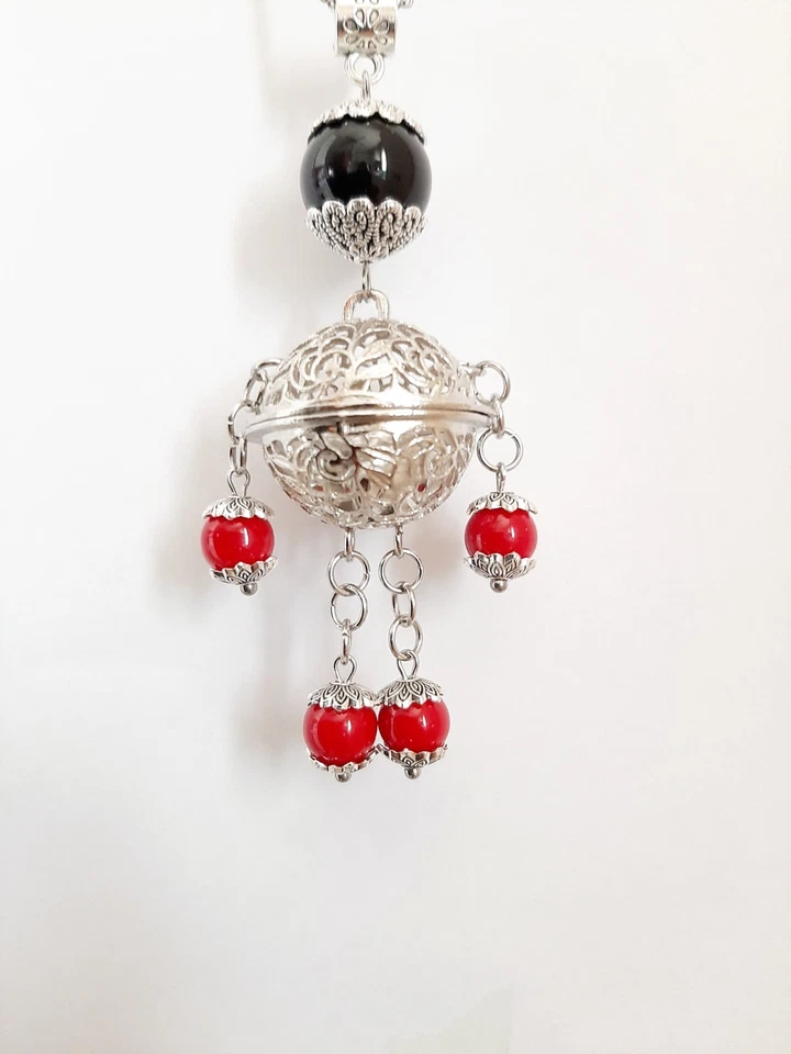 Ciondolo ballerina Sarda con amuleti su coccu e richiamo degli angeli - Immagine 1 di 1