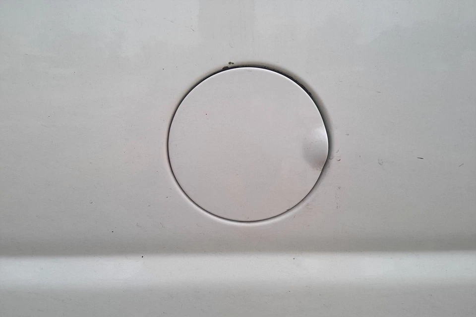 Puerta del tanque de combustible FORD VAN E250 92 93 94 95 96 97 98 00 01 02 04 05 06 07 10 12 14 Foto 1 de 1