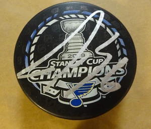 Autografo Joel Edmundson firmato 2019 Stanley Cup St. Louis Blues Puck BAS COA - Foto 1 di 5