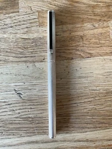 DUNHILL GEMLINE FOUNTAIN PEN SILVER PLATED AND BLACK CELLULOID 14 k gold Nib - Picture 1 of 6