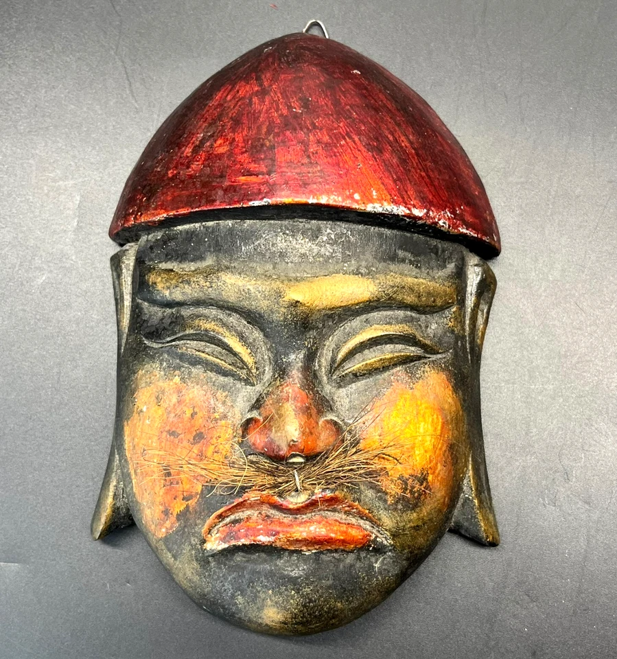 Máscara asiática antigua vintage tallada a mano de madera pintada hombre chino sombrero rojo bigote Foto 1 de 4
