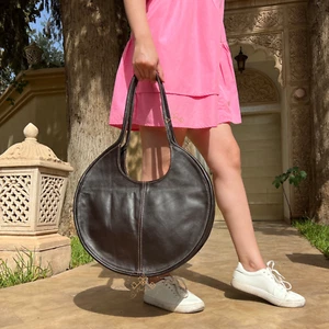 Bolso de hombro redondo grande con cuero marrón oscuro | Bolso de mano circular para mujer - Imagen 1 de 7