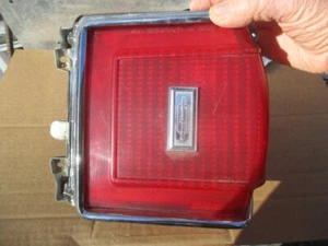 88 Oldsmobile 1976 4 puertas sdn lámpara trasera derecha con anillo cromado - Imagen 1 de 3