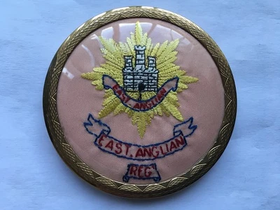 C1950s VINTAGE EAST ANGLIAN REGIMENT SOUVENIR HAND WOVEN SILK LADIES COMPACT - Image 1 of 4