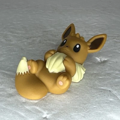 2024 Pokemon 1.5" Eevee Rolled Over Finger Puppet Mini Figura Nintendo Bandai Foto 1 de 2
