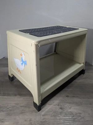 Taburete de metal vintage con pegatinas de ganso con lazo azul Foto 1 de 4