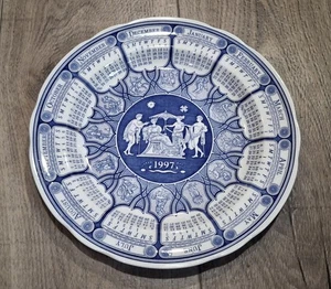 Spode Targa Calendario Camera Blu 1997 ~Blu Greco~ Rotonda con Bordo Smerlato 10,5" - Foto 1 di 7