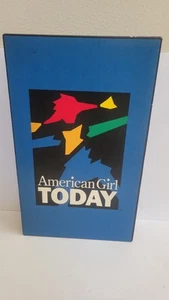 Vintage American Girl Today Box & Grin Pins - Bild 1 von 5