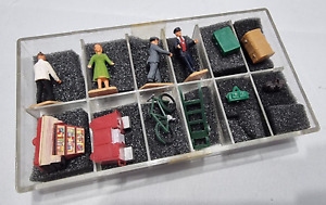 Dinky Toys 054 Railway Station Personnel "00" Gauge & Furniture - Boxed