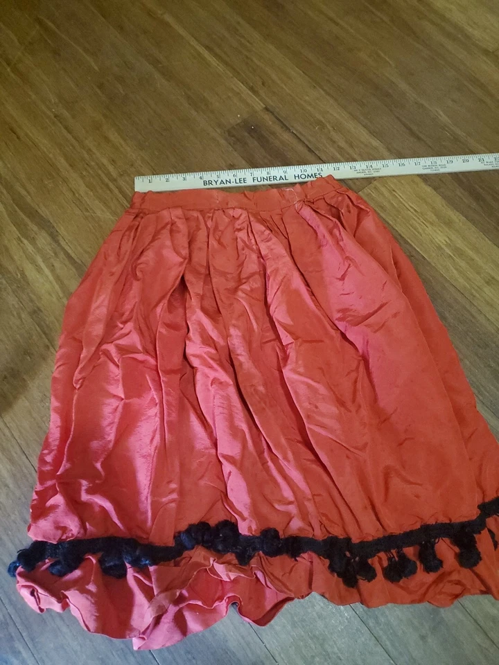 falda roja con pompón negro ribete vampiro gótico gitano 26" cintura vintage retro Foto 1 de 4