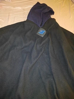 ROPA DE VIAJE MEDIA LUNA Capa de Viajeros con Capucha Lana Azul y Negro  Foto 1 de 4