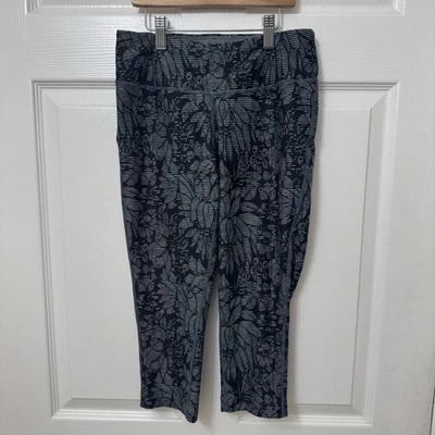 MPG Leggings Capri Cortos Gris Negro Estampado Floral Gris Negro Estampado Floral Talla XS Foto 1 de 4