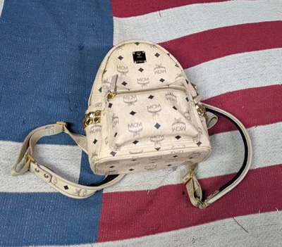 Mochila MCM Stark Visetos Mini Tachonada Recubierta de Lona Beige Foto 1 de 4