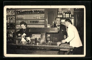 Ansichtskarte Wirt und Kellner am Tresen ihrer Theke, Gastronomie - Bild 1 von 2
