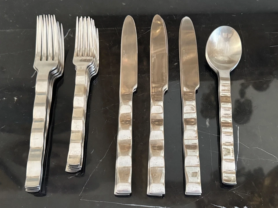 Farberware 23 piezas de montaña rusa Corea 18/8 cubiertos de acero inoxidable Foto 1 de 4