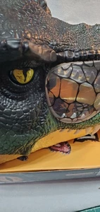 Casco electrónico de dinosaurio Jurassic Park T-Rex chomps, rugidos y ojos iluminados - Imagen 1 de 14