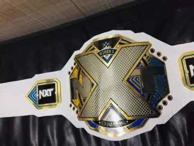 Nuevo cinturón título réplica campeonato femenino NXT Tag Team Foto 1 de 3