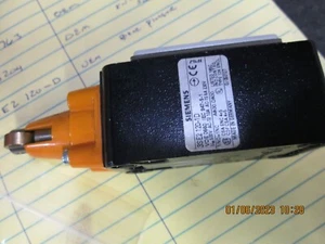 SIEMENS 3SE2 120-1D ROLLER PLUNGER - Picture 1 of 4