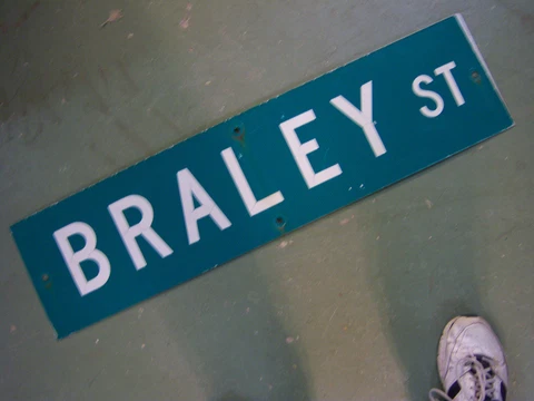 Vintage ORIGINAL BRALEY ST STREET SIGN 36" X 9" WHITE LETTERING ON GREEN Cover
