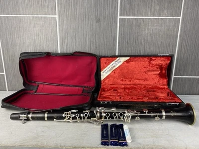 Clarinete Buffet Crampon R-13 Bb llaves plateadas con estuche Foto 1 de 4