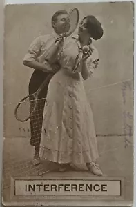 Postal romántica de cómic de tenis INTERFERENCIA pareja con raquetas de tenis en la red - Imagen 1 de 2