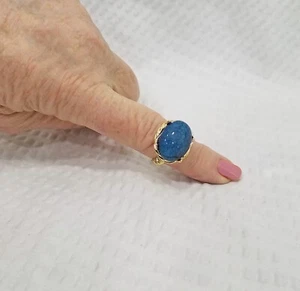 Polished Chunky Blue Agate & Gold Tone Horizontal Oval Cocktail Ring Size 6.75 - Picture 1 of 5