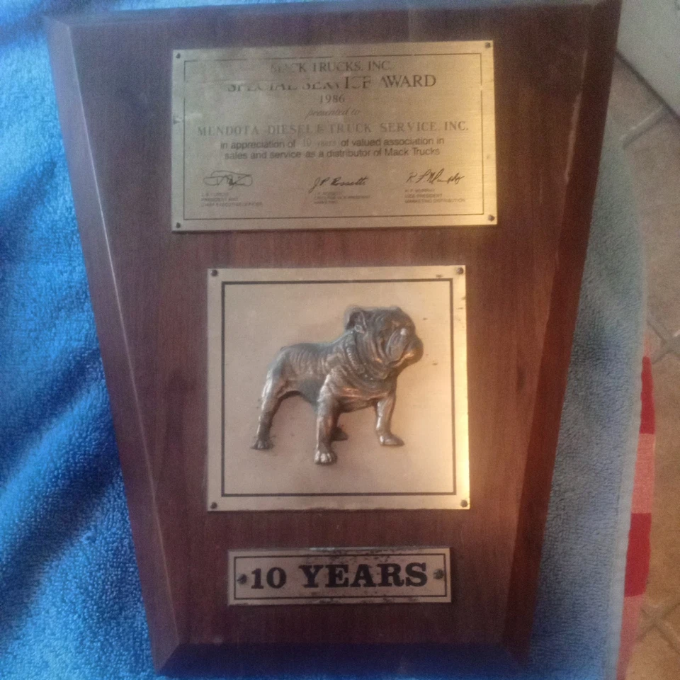 老式 Mack 卡车斗牛犬展示墙板 — 第 1/3 张图片