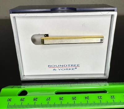 NUEVO Traje de Hombre Roundtree & Yorke TIE CLIP BAR Cepillado Dorado Plata Cuarzo Piedra Foto 1 de 4