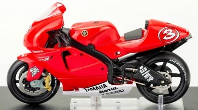 Yamaha YZR-M1 Max Biaggi 2002 Scala 1:24 classe MotoGP Modellino MotoGP Numero 3 - Immagine 1 di 4