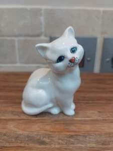Vintage Beswick White Cat Kitten Ceramic Ornament Blue Eyes Cute Face Feline - Picture 1 of 14