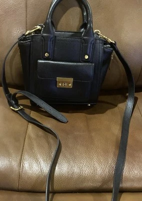 Bolso de mano Phillip Lim para mujer de cuero sintético tono dorado con cierre negro Foto 1 de 4