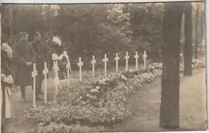 + AK Fotokarte Militär Sammlung vor Gräbern - Hallensleben + - Bild 1 von 2