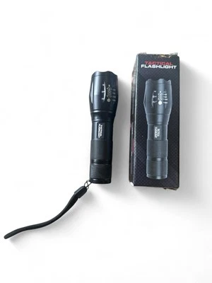 NUEVA Linterna Táctica 800 Lúmenes Resistente al Agua 2000x Zoom 5 Modos Batería - Imagen 1 de 4