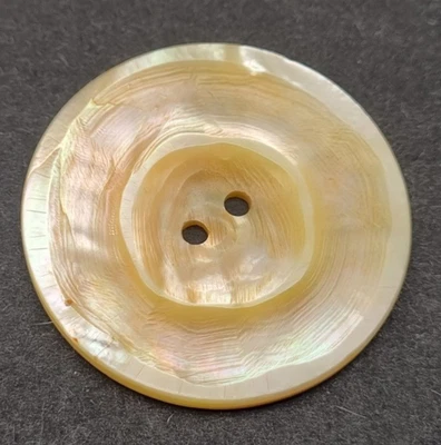Cremefarbener Perlmutt 2-Loch-Knopf 25-38 mm Ziseliert / Mother-of-Pearl MOP E75 - Bild 1 von 2