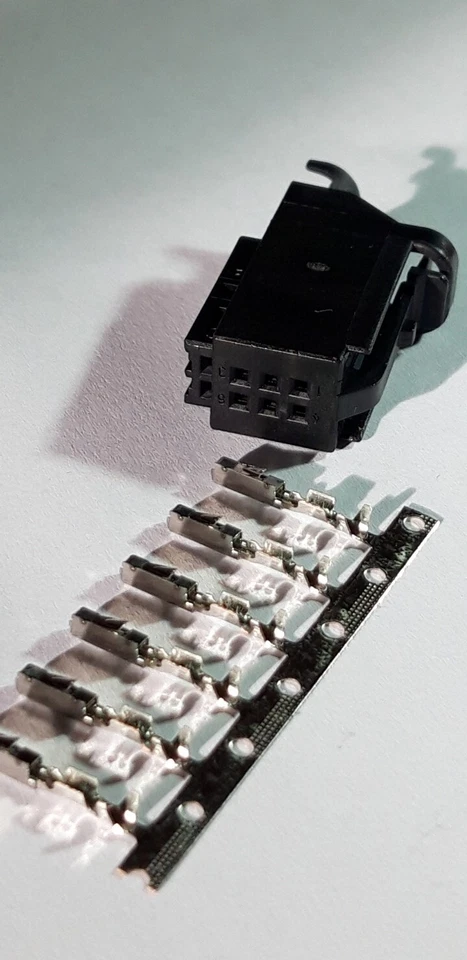 MQS Buchsen Stecker 6 polig schwarz 4D0 971 636 4D0971636 & Pin's VW - Bild 1 von 1