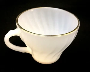 Remolino de vidrio de leche resistente al calor Anchor Hocking con taza dorada - Imagen 1 de 7