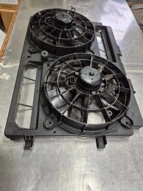 Conjunto de ventilador y cubierta de radiador Camaro/Firebird 1993-1997 - Ventiladores eléctricos OEM Foto 1 de 4