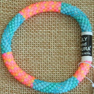 "Pulsera de cuentas de ganchillo a mano de neón ""rebanada de verano"" LILY y LAURA ~Nepal~ - Imagen 1 de 3
