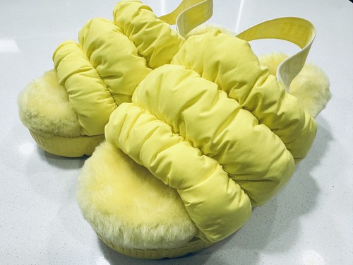 Sandalo da donna giallo canarino UGG Scrunchita plateau taglia 9 prezzo al dettaglio $120