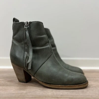 Botines Acne Studios forrados de piel de oveja pistola oliva tacón Foto 1 de 4