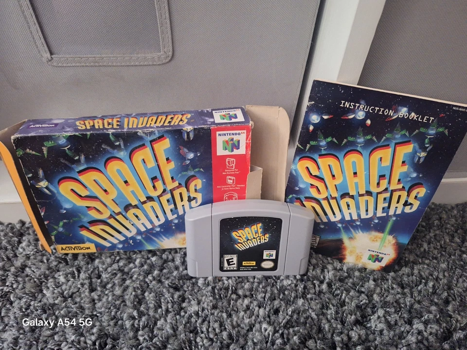 Space Invaders 任天堂 64 英寸带盒带手册和 2 插件 — 第 1/1 张图片